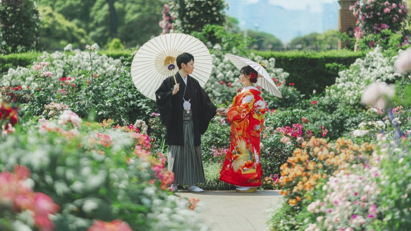 青空と彩り豊かな花々が美しい公園ロケーション