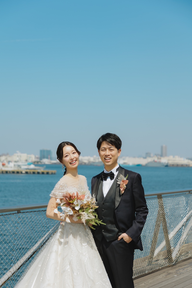 澄み渡る青空、大桟橋で