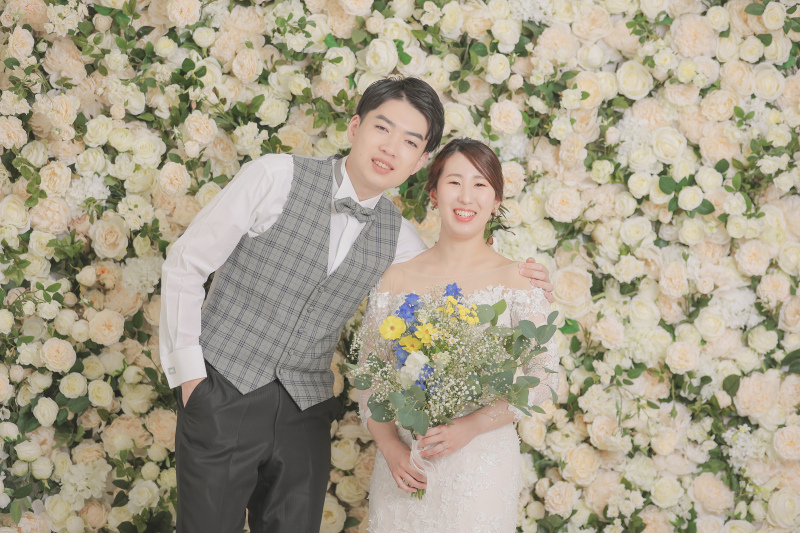 お花に囲まれて和装も洋装も　photo by 谷澤明美