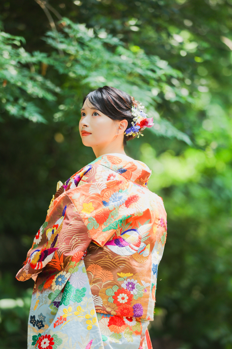 季節のお花を纏って 新緑に映える彩り豊かな色打掛 photo by 谷澤明美