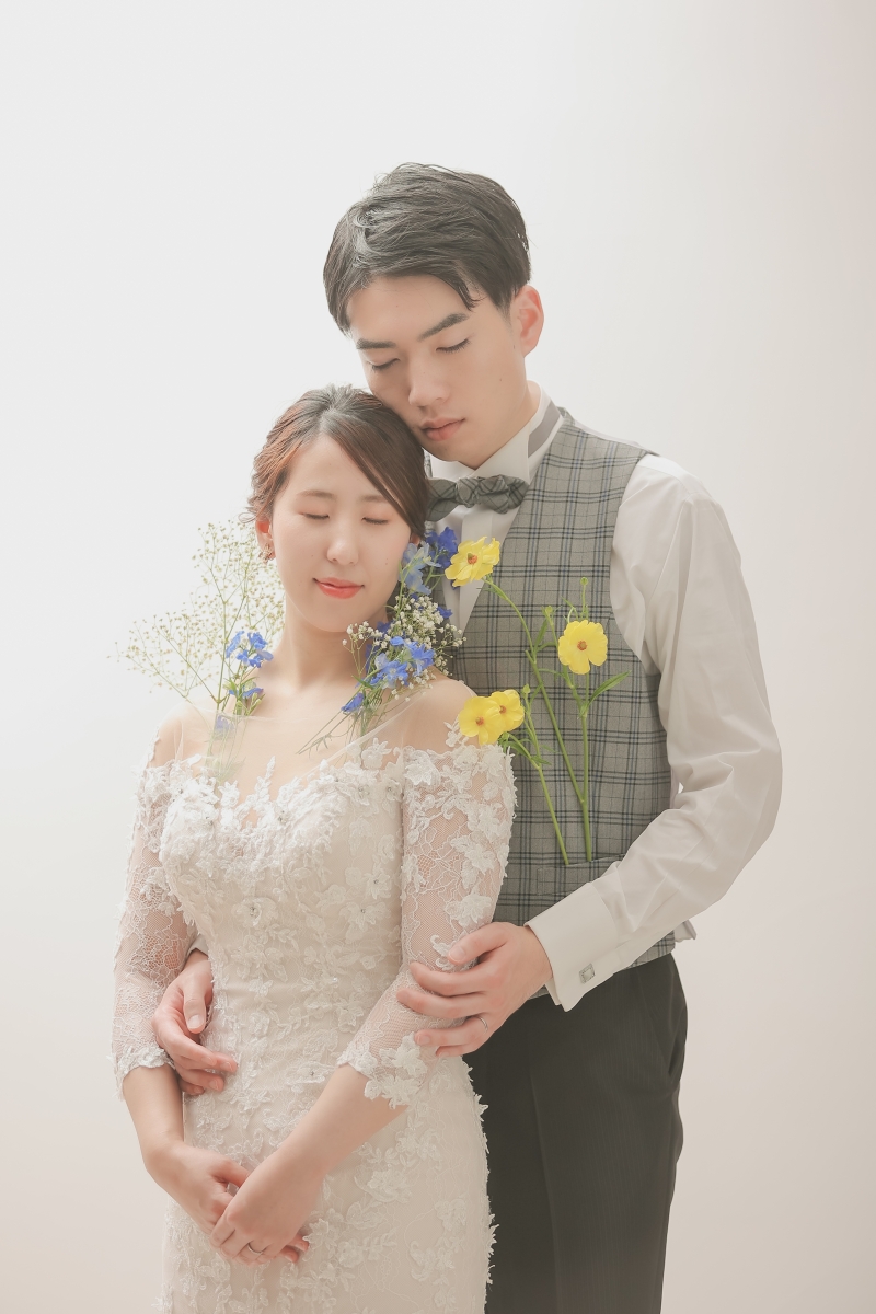 お花に囲まれて和装も洋装も　photo by 谷澤明美