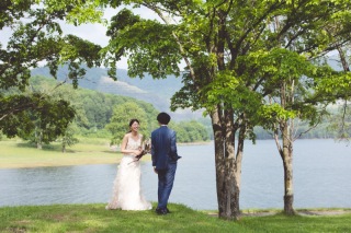 自然がつくる上質なロケーション　湖畔のガーデンフォトウェデイング