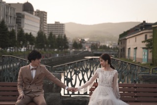 運河沿いのレトロな街並みで、記憶に残るフォトウエディングを
