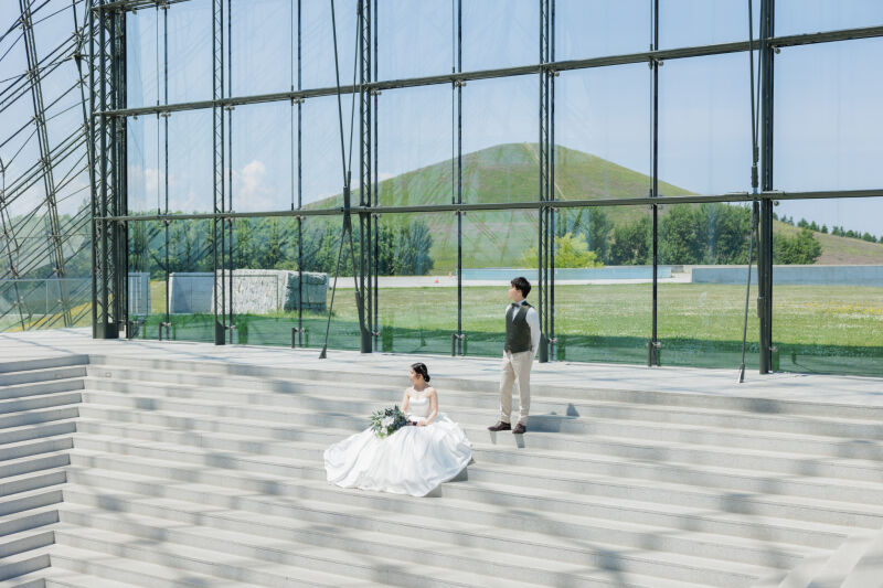 モエレ沼公園の綺麗な緑と一緒に残すウェディングフォト