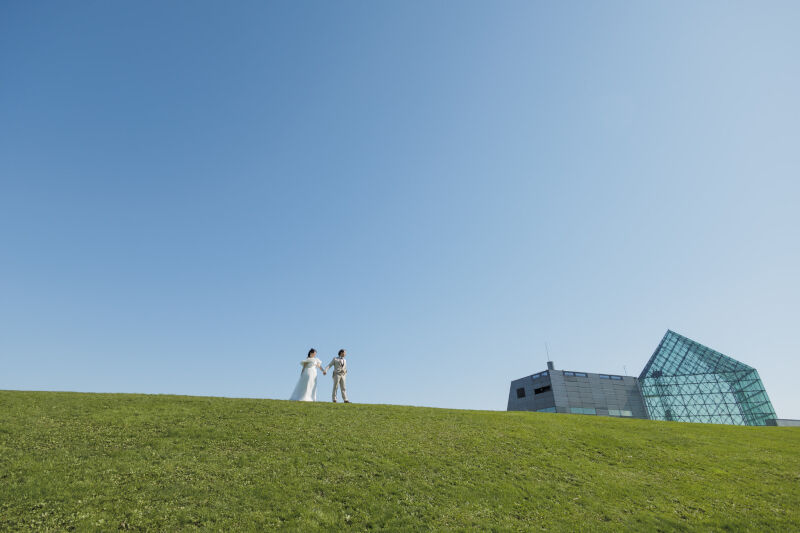 モエレ沼公園の綺麗な緑と一緒に残すウェディングフォト
