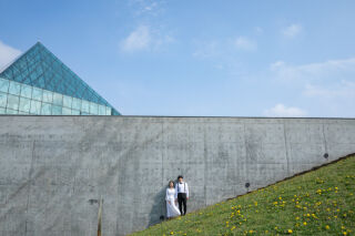 自然とアートが融合した美しい景観の中でのウェディングフォト✨