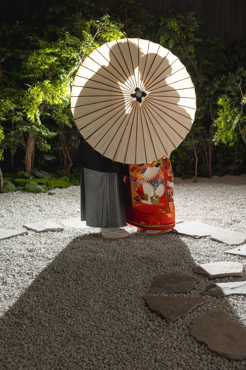 屋内庭園で伝統的なスタイルのウェディングフォト