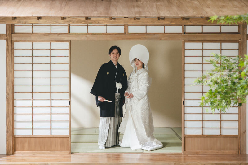 屋内庭園で伝統的なスタイルのウェディングフォト