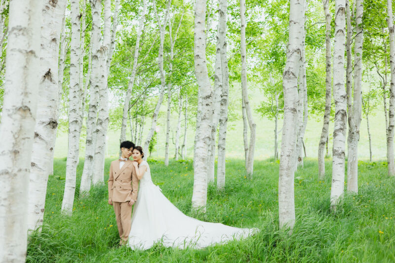 モエレ沼公園の綺麗な緑と一緒に残すウェディングフォト