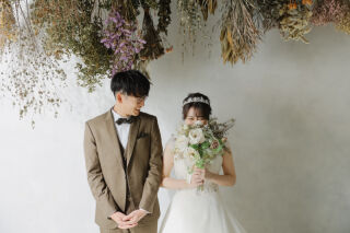 ドライフラワーをバックにナチュラルなスタジオ撮影