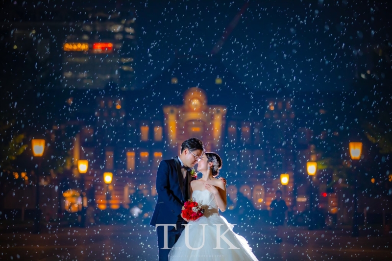 【東京駅前撮り】ウェディングフォト撮影で通り雨!ラストカットで幻想的な写真を演出