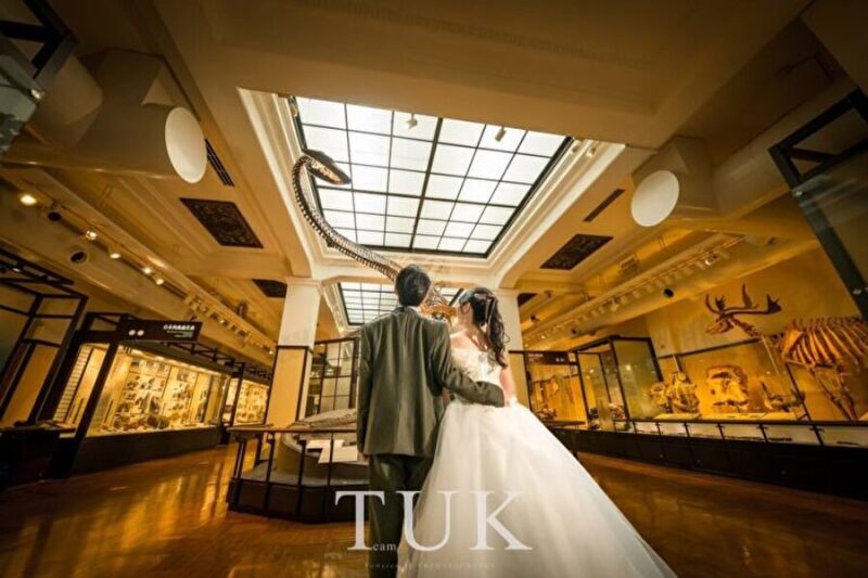 【ウェディングフォト】思い出の国立科学博物館で前撮り!会場を彩るウェルカムボード