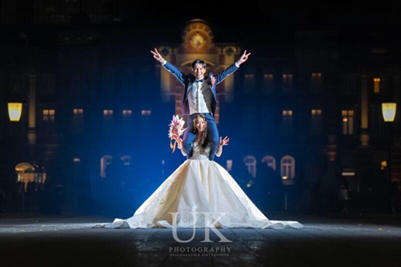 【東京駅・丸の内前撮り】お二人らしい東京駅舎前の肩車ショット！