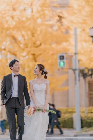 【大阪フォトウエディング】紅葉とドレスの組み合わせもバッチリです!