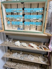 アクセサリーやつけ毛など豊富に揃ってますよ♪