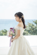 画像の新婦様、つけ毛を付けて編みおろしスタイル！お任せください！