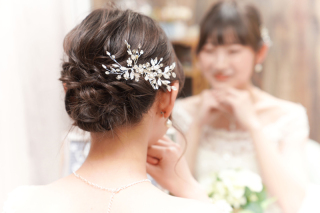 ドレスのタイプ別にチェック♪花嫁さんにおすすめのヘアアレンジ