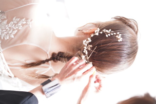 ドレスのタイプ別にチェック♪花嫁さんにおすすめのヘアアレンジ