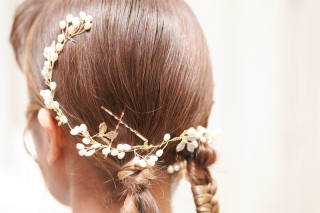 ドレスのタイプ別にチェック♪花嫁さんにおすすめのヘアアレンジ