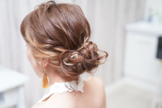 ドレスのタイプ別にチェック♪花嫁さんにおすすめのヘアアレンジ
