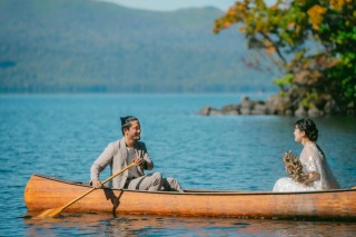 カヌーでナチュラルウェディングフォト