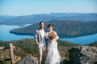 壮大な屈斜路湖を背景に!