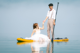 2人だけの静かな時間が流れる、SUPウェディングフォト
