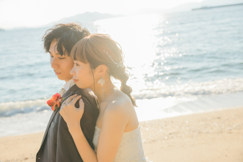 光に包まれる海辺でのウェディングフォト