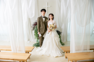 静寂と光に包まれる、チャペルスタジオでのウェディングフォト
