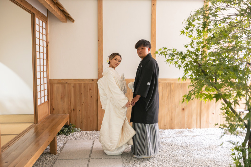 和の趣を感じる、屋内庭園スタジオでの和装ウェディングフォト