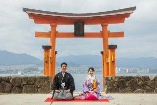 宮島で和装ウェディングフォト:日本の伝統美と自然の調和