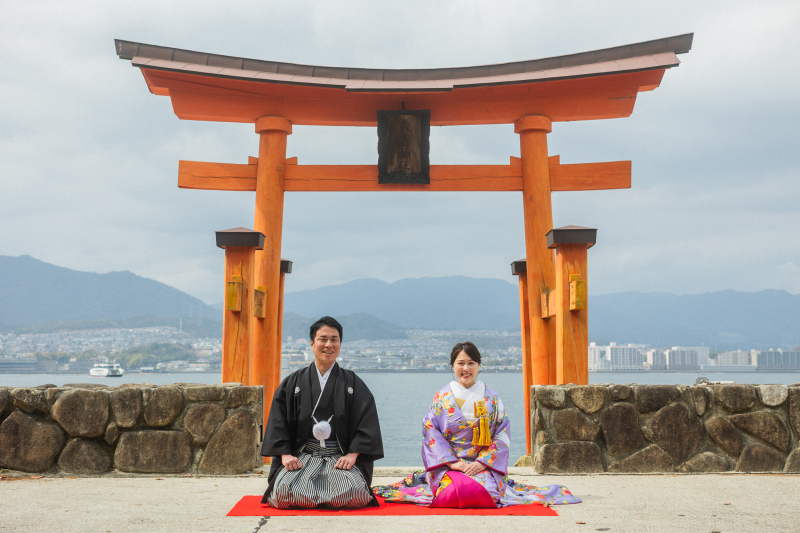 宮島で和装ウェディングフォト：日本の伝統美と自然の調和