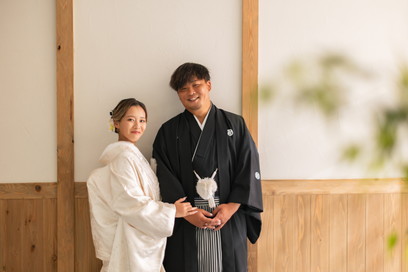 和の趣を感じる、屋内庭園スタジオでの和装ウェディングフォト