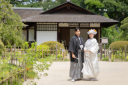 伝統とモダンが響き合う ― 縮景園とチャペルスタジオでの特別な撮影
