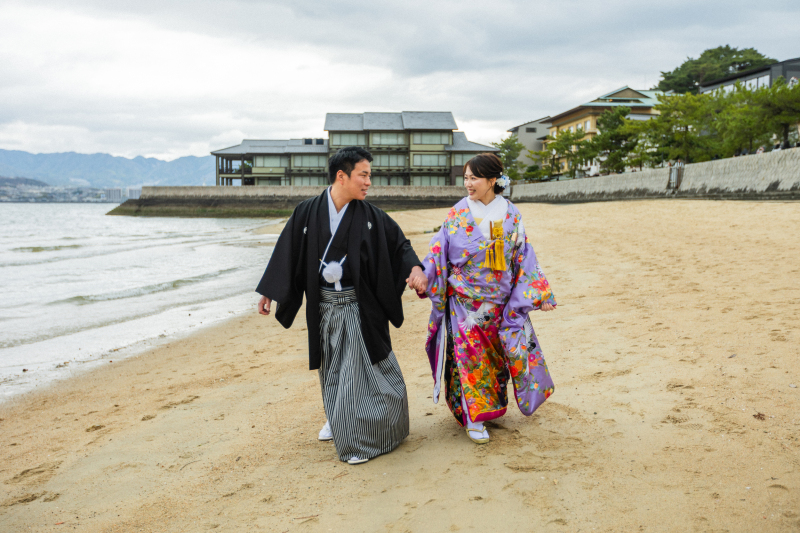 宮島で和装ウェディングフォト：日本の伝統美と自然の調和