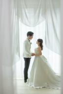 チャペルスタジオでのロマンチックなウェディングフォト