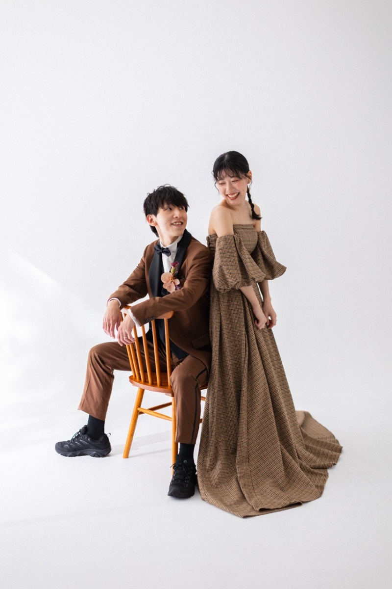 ブラウンスーツと白ドレスで叶える、最旬ストリートフォトウェディング