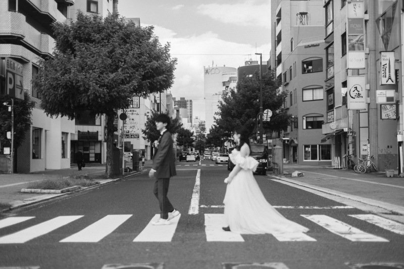 ブラウンスーツと白ドレスで叶える、最旬ストリートフォトウェディング
