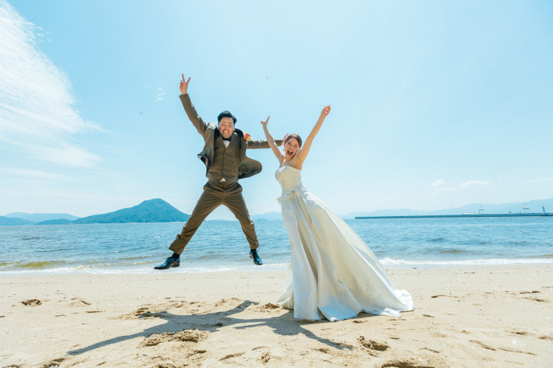 光と風が祝福する、海辺のウェディングフォト
