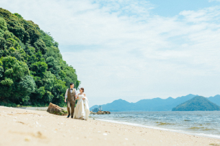 海と青空の下でのウェディングフォト