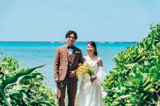 青い空と輝く笑顔!美男美女ご夫婦の沖縄ウェディングフォト