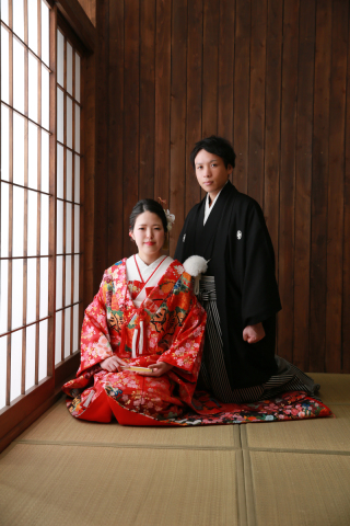 凛とした表情で…