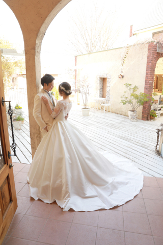 ウェディングドレスと白タキシード♡