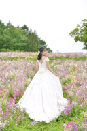 振り返り笑顔が最高に可愛い♡お花畑のウェディングドレス姿！