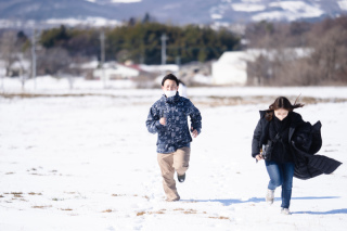 撮影のB面をチラリ。スタッフも雪の中、走る走る！！