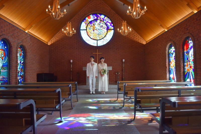 ステンドグラスの輝きに包まれて♡美術館チャペルでの幻想的な一枚！
