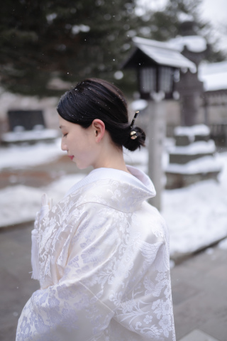 和装×雪ロケ。タイミングよく雪がハラハラと。