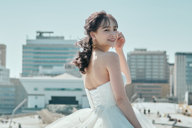 ドレスの魅力を活かすヘアスタイル♡