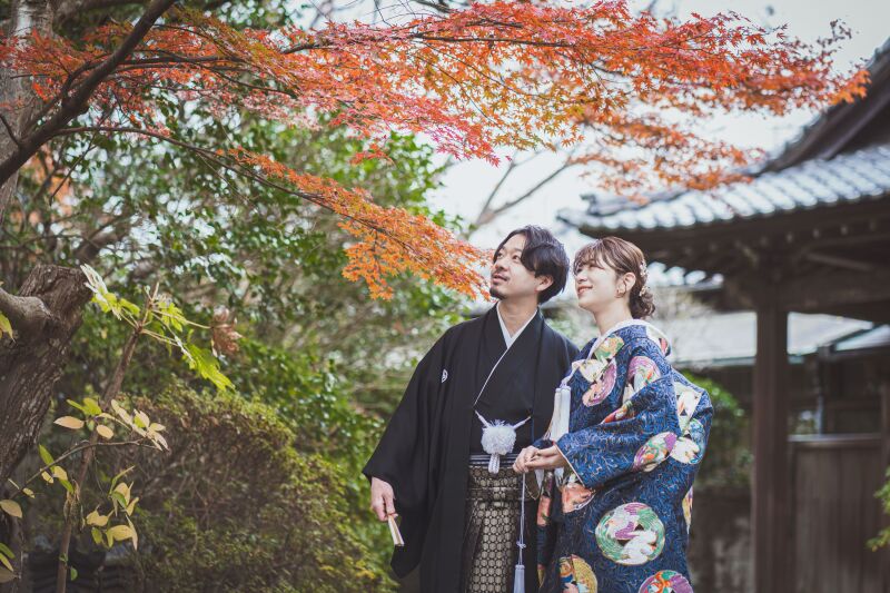 色づく紅葉の寺院で一枚【鎌倉】