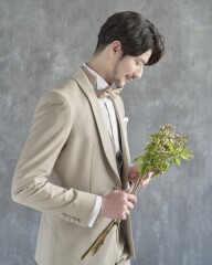 品よく、軽やかに。ベージュタキシード